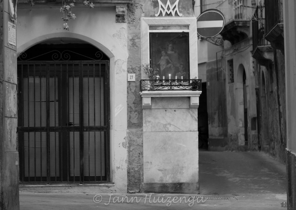 Sicilian Street Corner, Siracusa, copyright Jann Huizenga