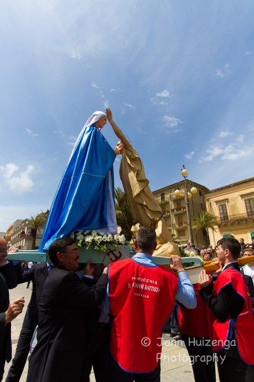 Jesus and Mary meet in Pozzallo, Sicily, copyright Jann Huizenga